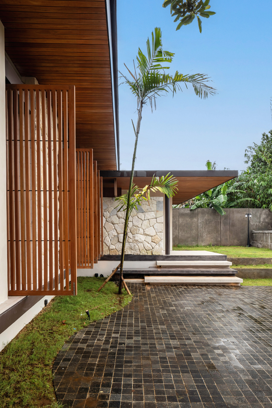 Batuan House timber screen and garden.